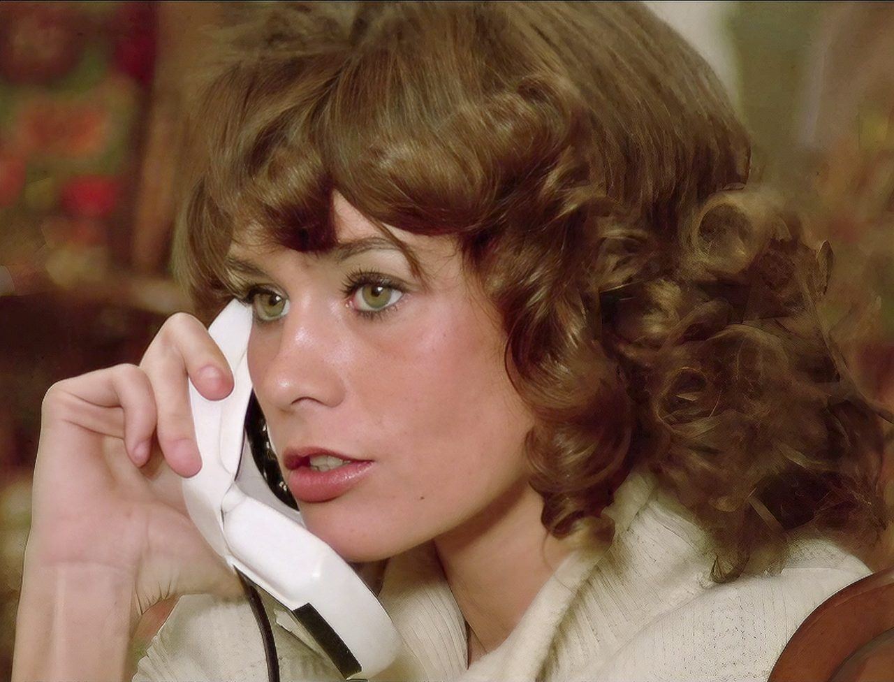 Corinne Cléry sul set di un film italiano nel 1973, al telefono, in un interno anni Settanta