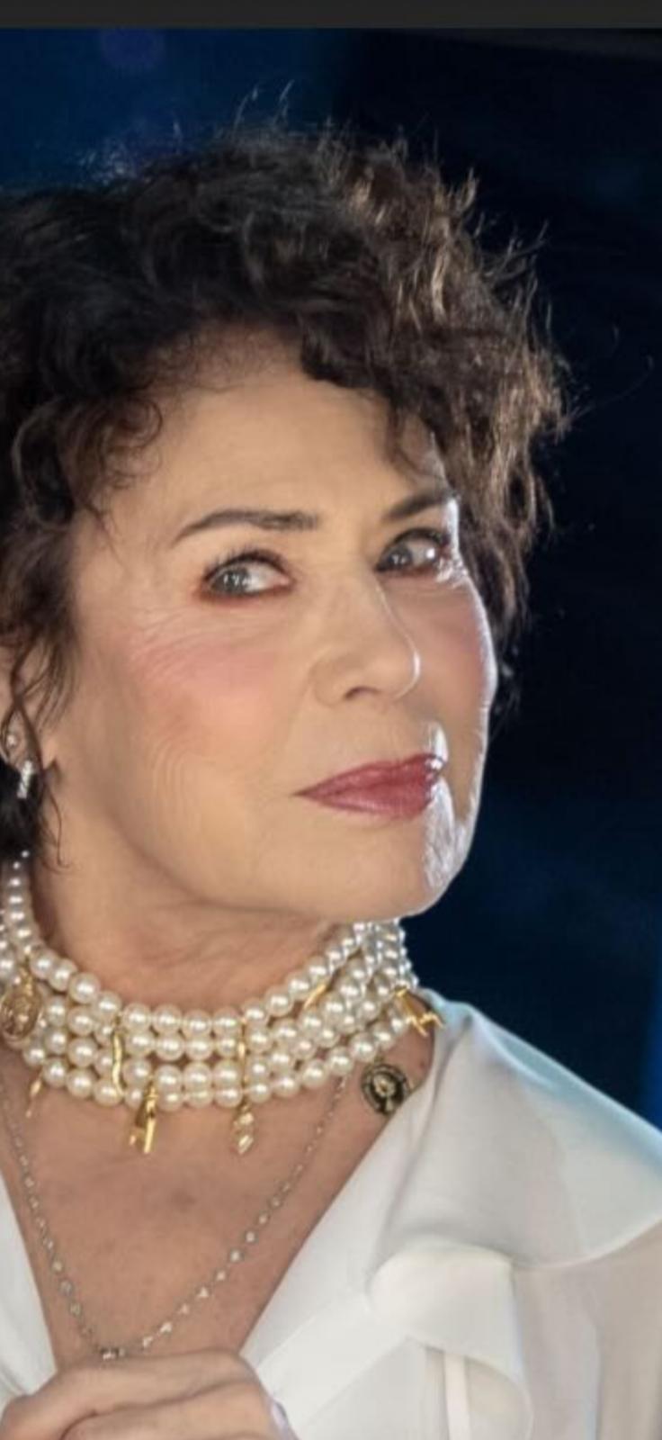 Ritratto ravvicinato di Corinne Cléry, conduttrice del format