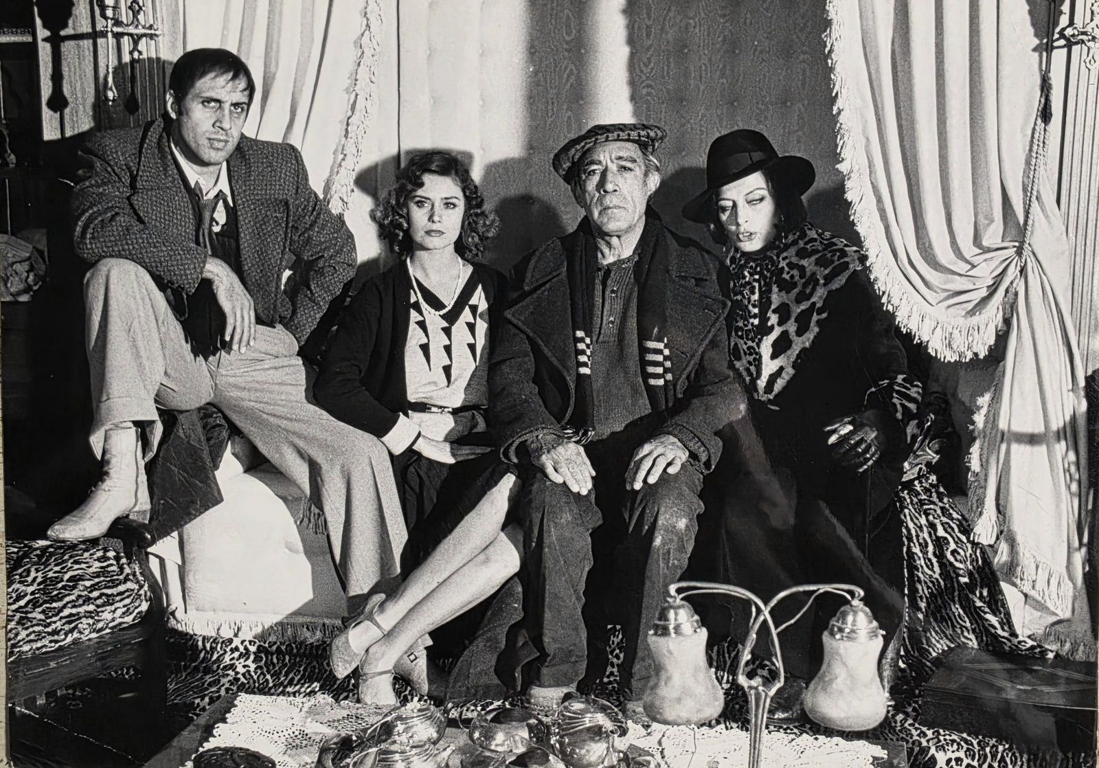 Corinne Cléry sul set di Bluff con Adriano Celentano e Anthony Quinn