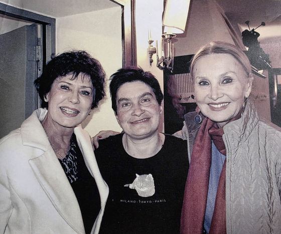 Con amiche e colleghi.